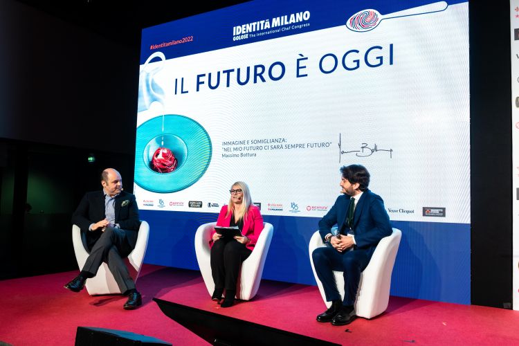 Sul palco del Congresso, Alcide Leali e Salvatore