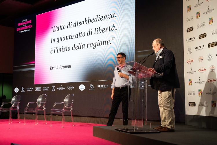 Antonio Guida e Paolo Marchi annunciano la nascita di Identità Inclusive sul palco di Identità Milano 2024
