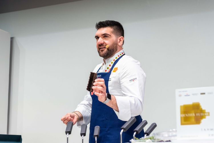 Sul palco di Identità Milano, Tommaso Foglia ha p