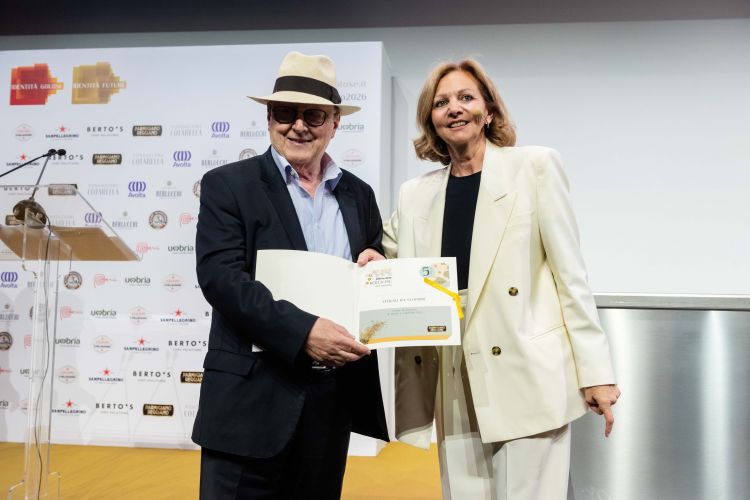 Cinzia Benzi premia Cesare Avenia per Coda di pecora de Il Verro