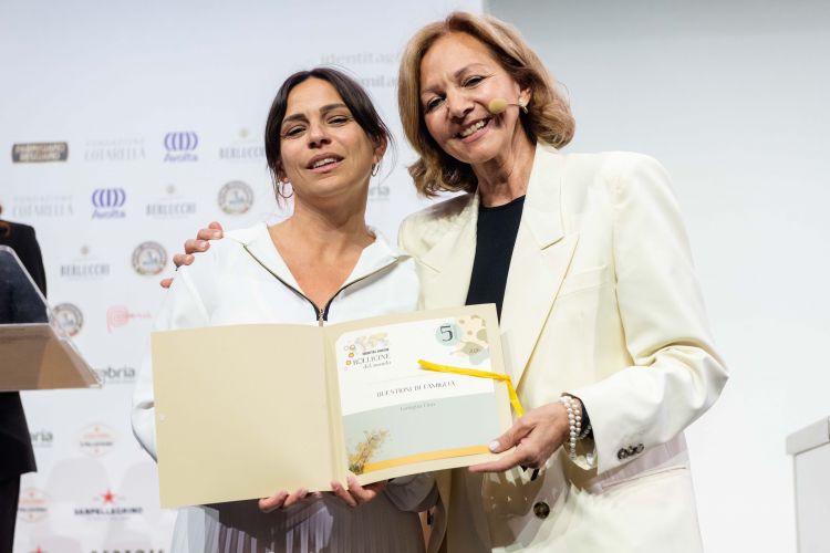 Federica Fina riceve l'award da Cinzia Benzi