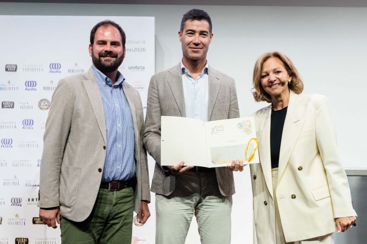 Gabriele Gorelli, al centro, è l'Esperto per l'edizione 2026 di Bollicine del Mondo