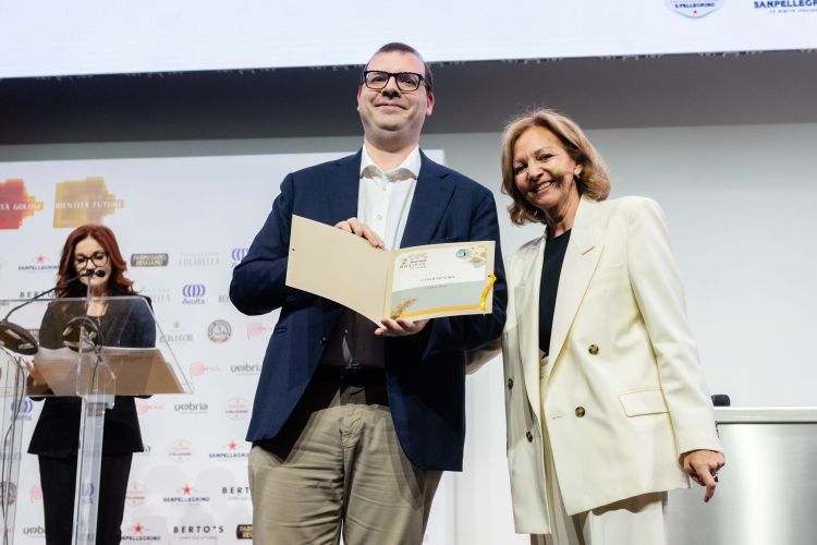 Matteo Borré con il riconoscimento consegnato da Cinzia Benzi