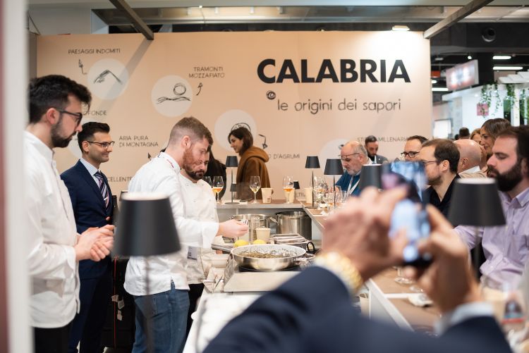 La Calabria è stata protagonista a Identità Milano 2023 anche con un proprio, affollatissimo stand, dove si sono susseguiti incontri e degustazioni che altri protagonisti del buono regionale...
