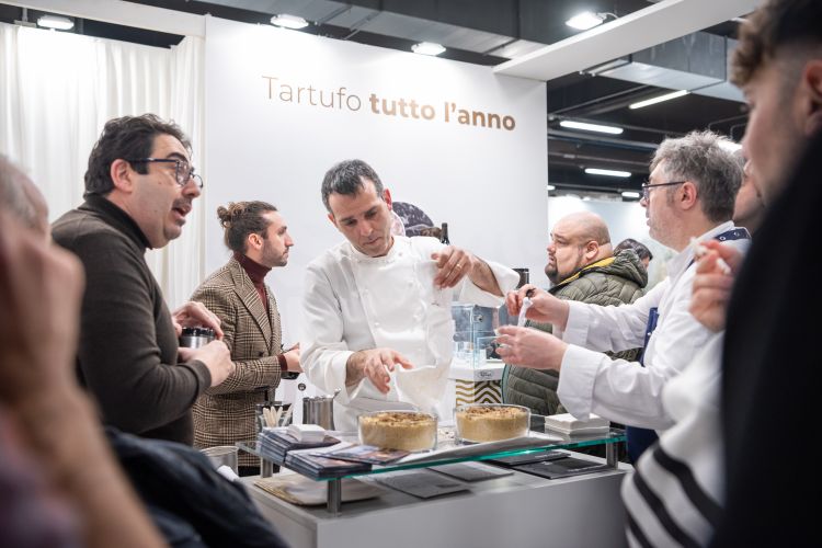 Lo chef Luca Landi del ristorante Lunasia nel corso delle preparazioni presso lo stand di Appennino Food Group 
