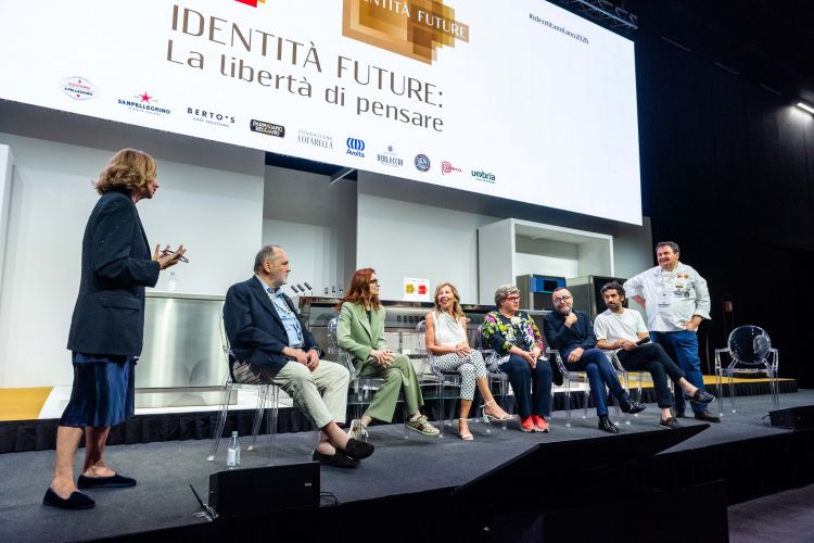 A presentare questa chiacchierata tra amici, a sinistra Cinzia Benzi, e poi Paolo Marchi, Eleonora Cozzella, Anna Abbona, Raffaella Bologna, Giancarlo Morelli, Matias Perdomo e Gennaro Esposito