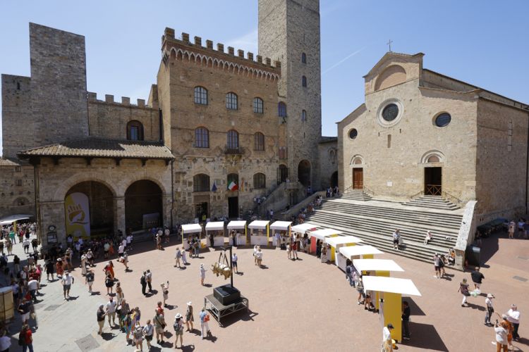 I banchi d'assaggio in Piazza del Duomo a San 