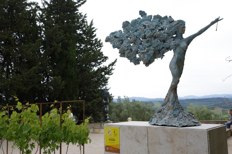 L'opera scultorea dell’artista toscano Andrea Roggi dedicata alla Vernaccia di San Gimignano