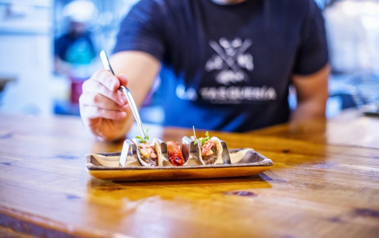 Tacos di guancia di maiale con chipotle e gambero rosso
