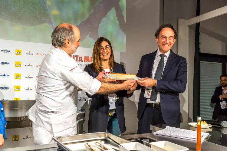 Assenza regala una cassata delle sue a Chiara Quaglia e Piero Gabrieli, di Molino Quaglia