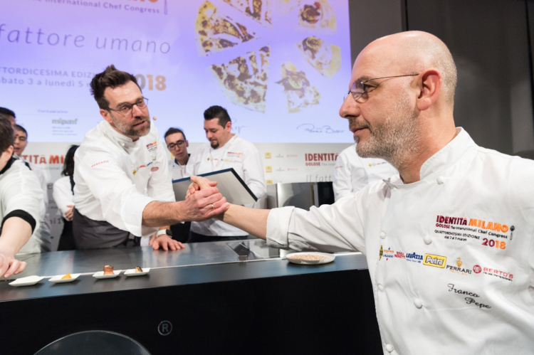 La stretta di mano tra Bosco e Franco Pepe, sullo schermo la pizza simbolo di Identità Milano 2018, firmata dai due