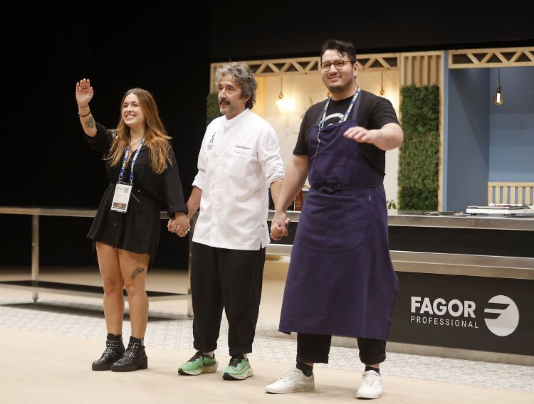 Diego Guerrero, al centro, e sotto un "foglio" ottenuto dalla transglutaminasi di fette di barbabietola
