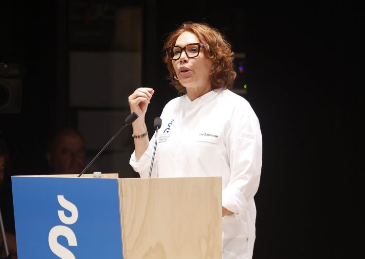 Leonor Espinosa e, sotto, il piatto che ha presentato, tipico della cucina povera de El Pozón, quartiere poverissimo alla periferia di Cartagena, in Colombia