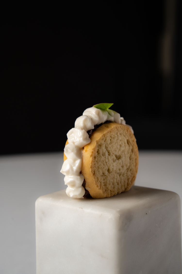 Chips croccante,&nbsp;daino, mousse di fegatini di volatili, cren
