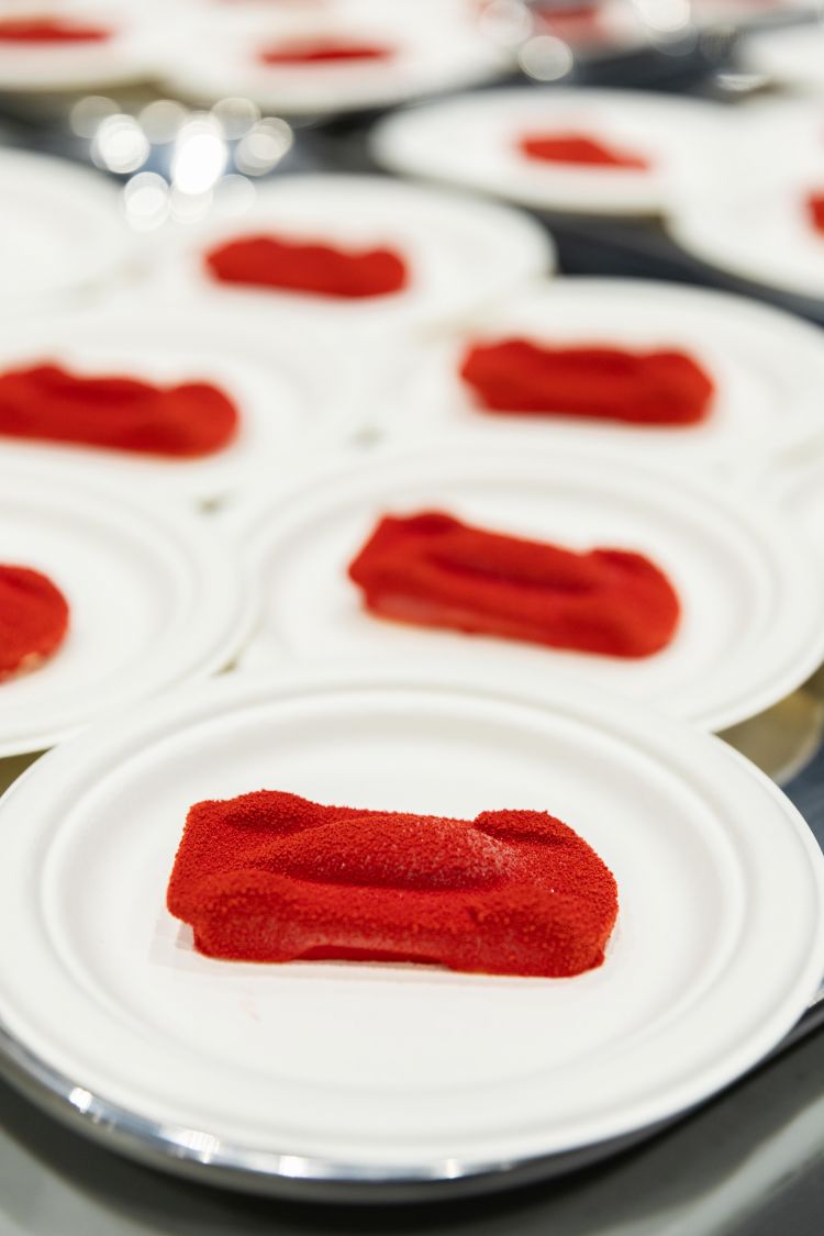 Speedform, una bavarese allo zabaione con cuore di aceto balsamico e ciliegie marasche: il dessert che omaggia il futuro, ma soprattutto le radici emiliane