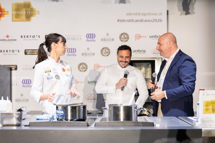 Sul palco di Identità di Territorio, Virginia Cattaneo e Riccardo Forapani, entrambi al timone della cucina del Cavallino assieme a Luca Torretta, giornalista, che ha moderato i diversi interventi