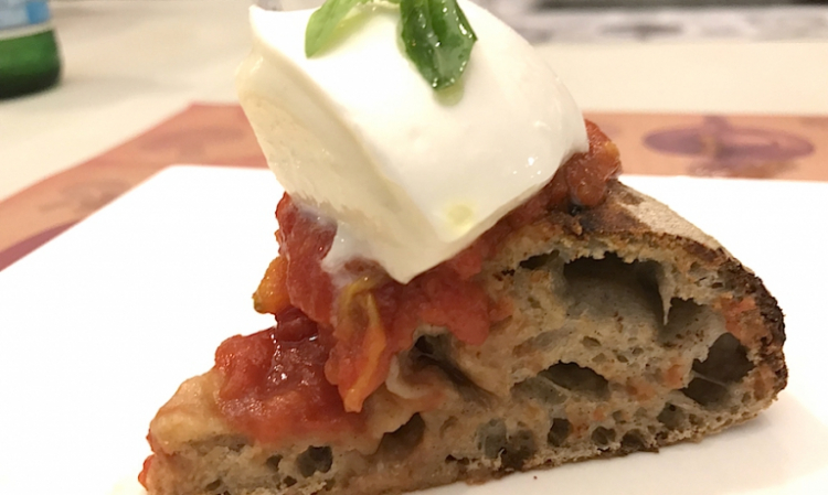 Uno spicchio di pizza Bufalina da Pummà