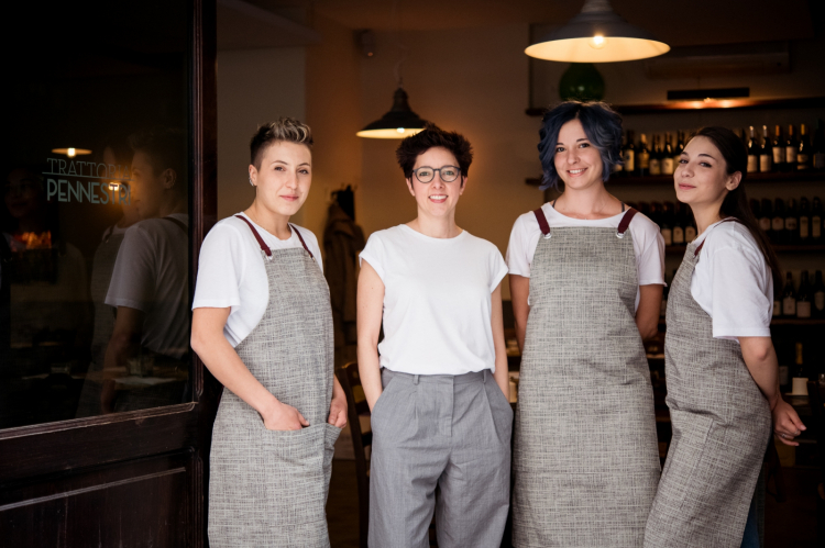 Valeria con le ragazze di sala