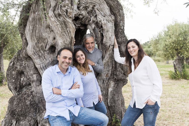 I Ceraudo: con papà Roberto, più dietro, da sinistra i fratelli Giuseppe, Caterina e Susy
