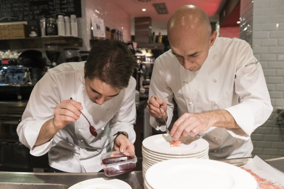 Camanini at work with Roman Andrea Capasso. Helping the chef at Lido 84 there’s also Gilles Fornoni from Bergamoand Martina Sguerso from Savona: the people in his team are all young and very promising
