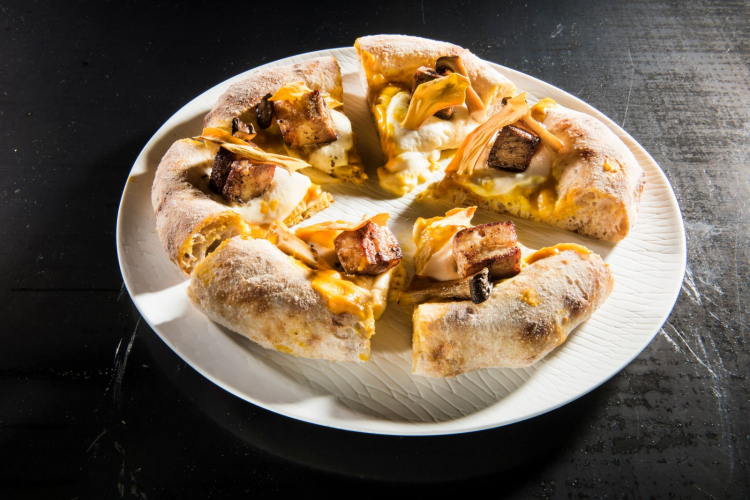 La pizza col nuovo impasto, con pancia di maiale marinata alla singalese ma con spezie nostrane e sposata a mela, zucca, fungo cardoncello e fiordilatte