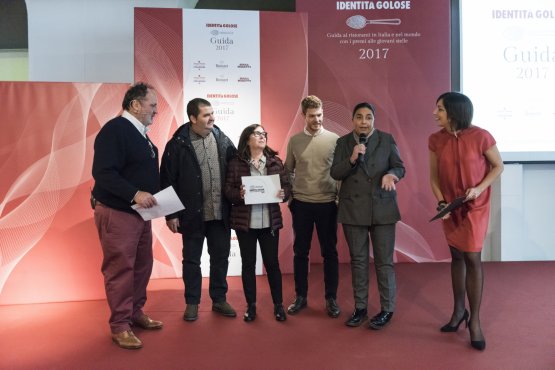 Paola Valeria Jovinelli, fondatrice de L'Arte del Convivio, premia gli Abbruzzino tra Paolo Marchi e Lisa Casali
