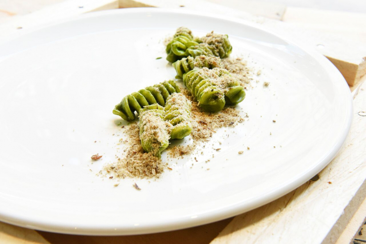 Fusilloni al pesto di 5 basilici, polvere di alici e mandorle, Caterina Ceraudo
