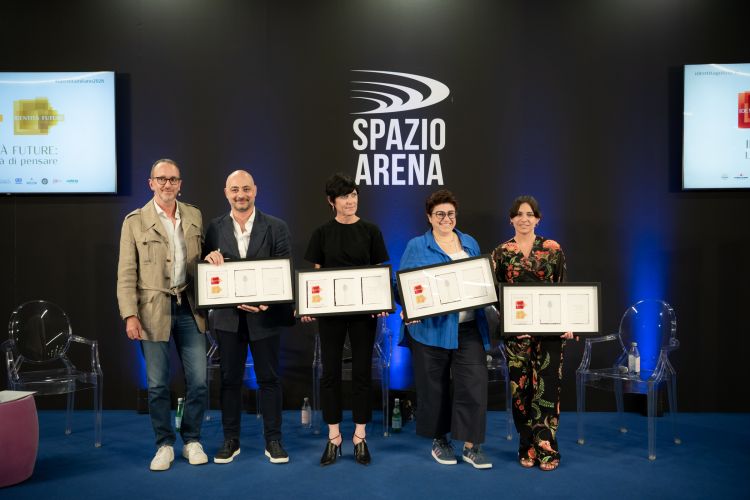 I saluti conclusivi, con la consegna del riconoscimento di Identit&agrave; Milano:&nbsp;da sinistra,&nbsp;Federico De Cesare Viola,&nbsp;Roberto Protezione,&nbsp;Roberta&nbsp;Ceretto,&nbsp;Alessandra&nbsp;Boscaini&nbsp;e&nbsp;Federica&nbsp;Fina
