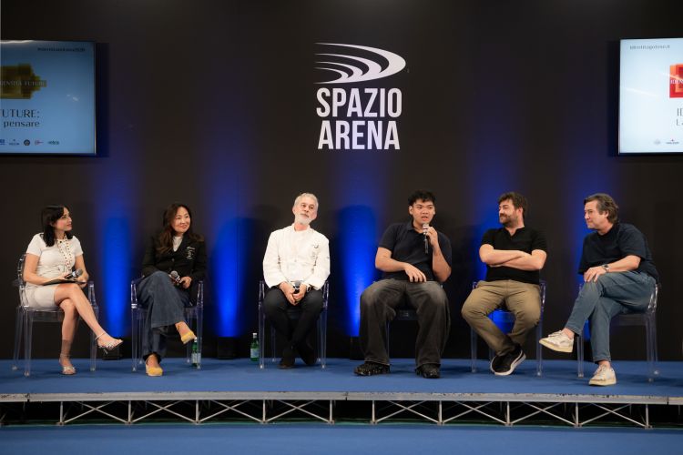 Sul palco, introdotti da Marialuisa Iannuzzi, i pr
