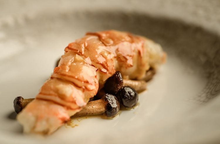 Aragosta, funghi, mandarino