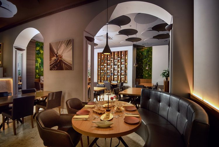 LA NOVITÀ: in via Washington 56, stesso civico del Borgia, da inizio maggio ha aperto Anna by Borgia Milano, un bistrot che racconta una storia di famiglia, memoria e cucina condivisa. A dare vita a questo nuovo indirizzo, Edoardo Borgia, proprietario del ristorante fine dining Borgia (a cui il bistrot si aggiunge), che sceglie di dedicare questo nuovo progetto alla madre, Anna, vera ispiratrice della passione di famiglia per l’ospitalità. Anna by Borgia Milano è un'insegna più informale ma altrettanto attenta alla qualità, all’ospitalità e alla bellezza del mangiare bene. Qui la cucina diventa un invito alla condivisione: piatti pensati per essere gustati insieme, in un ambiente che fa sentire chiunque a casa. La proposta gastronomica porta sempre la firma dello chef Giacomo Lovato, che con Anna propone un menu più diretto e familiare, ma sempre ricco di personalità. Due i percorsi principali: Il gusto, in primis, vero e proprio tributo alla pasta fresca fatta in casa; e Il piacere, in condivisione, una selezione di antipasti e secondi pensati per essere portati al centro tavola
