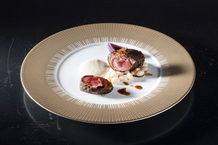 Capra e fagioli: carré di capra, erbe aromatiche del nostro giardino, fagioli di Pigna, scalogno di Calizzano (Giorgio Servetto)