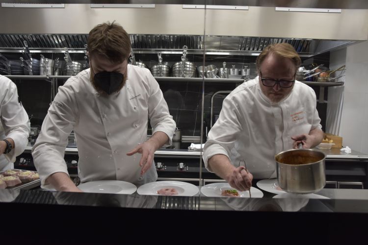 Andrea Besana and Andrea Incerti Vezzani together with the work in the kitchen