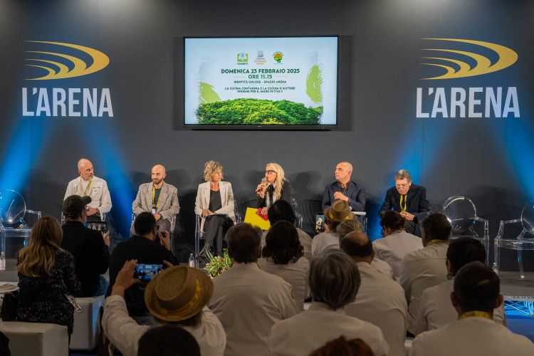 Uno scatto dai talk in Spazio Arena della scorsa edizione di Identit&agrave; Milano: al centro, sul palco, Dominga Cotarella
