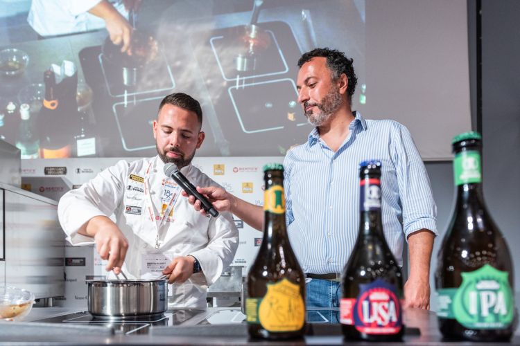 Lo chef Francesco Pompetti sul palco di Identità Milano 2021

