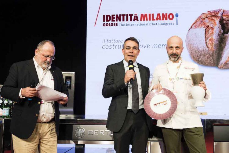 Romito riceve da Enrico Berto, presidente di Berto's, il premio Nuove Sfide
