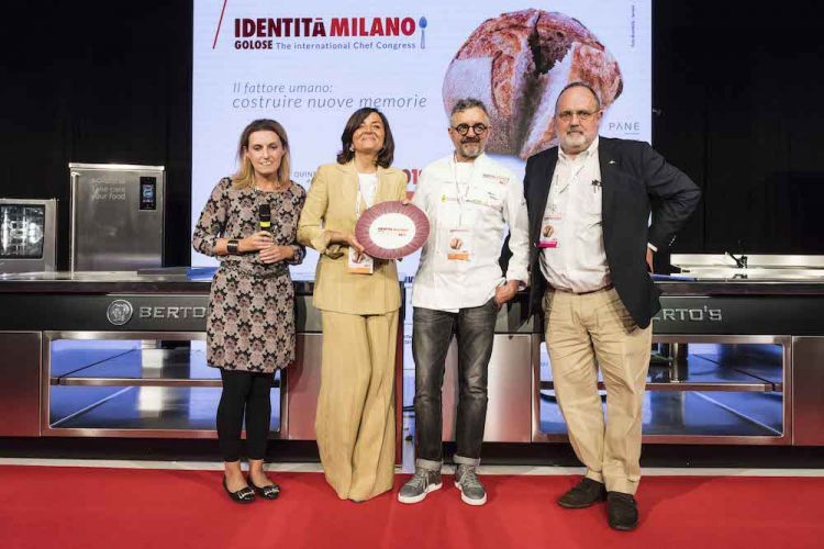 PREMIO TIPICITÀ IN CUCINA - Sara Peirone, Top Gastronomy manager di Lavazza, premia Mauro Uliassi del ristorante Uliassi a Senigallia (Ancona)
