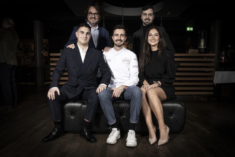 La squadra di sala di Identità Golose Milano: in piedi da sinistra il Restaurant anager Andrea Polini, il Sommelier Simone Sacchetti, seduti da sinistra Andrea De Francisci, Edoardo Traverso e la Event manager Matilde Bellocchio
