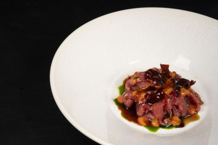 Crudo di manzo con crema di peperone arrosto, acciughe e olio al prezzemolo
