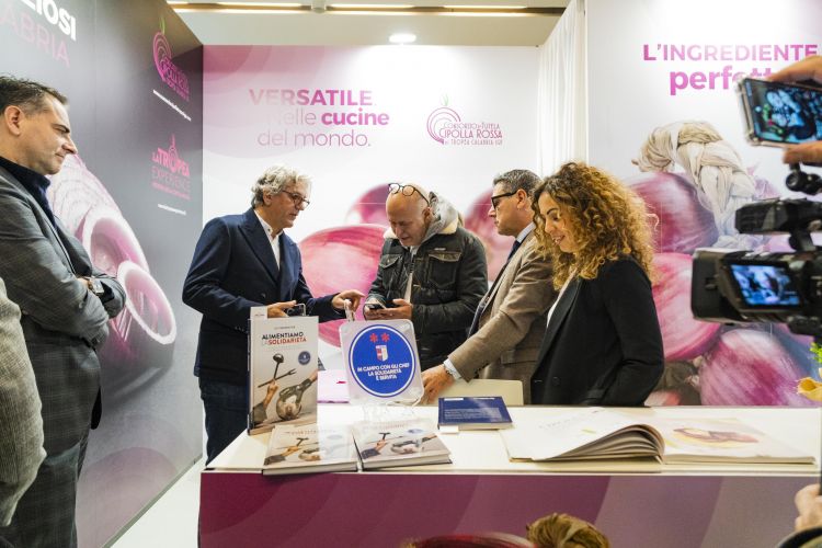 Lo chef Giorgio Locatelli presso lo stand di Consorzio di Tutela della Cipolla Rossa di Tropea Calabria IGP
