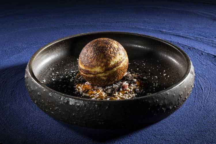 Sfera di pan brioche, con cuore di sedano, levistico e parmigiano, servito con tartare di fassona, salsa al pomodoro e olio al basilico