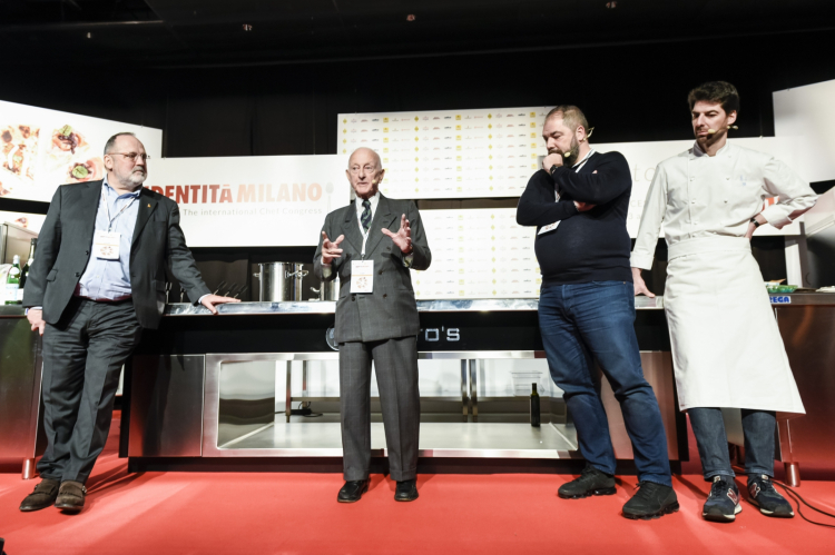 Arrigo Cipriani sul palco dell'auditorium insi