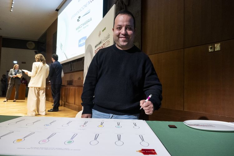 IL MIGLIOR MAÎTRE - Marco Matta, Verso, Milano. Premia Kettmeier con la sguente motivazione: «Toscano di Livorno, dopo una carriera intensa a lavorare in Italia e oltre, nel 2022 avvera il suo sogno: diventare direttore di un grande ristorante. Lo fa in piazza Duomo a Milano, con un grande senso della cerimonia e una competenza enciclopedica sul vino».