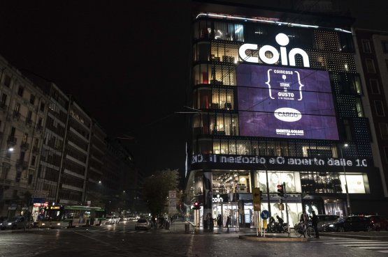 The Milanese Coin store in Piazza V Giornate. The grand final of this event within “Storie di gusto e di passione - Viaggio alla scoperta dei protagonisti della nuova cucina italiana” – organised by Coincasa with Cargo Etc. and the collaboration of Identità Golose – took place on Friday 4th November at 6.30 p.m.. There were Severino Salvemini, professor of Business organization at Università Bocconi in Milan (and a great lover of music and cooking) and Cesare Battisti, patron chef at restaurant Ratanà and Chef Ambassador at Expo (they joined a discussion on the meaning and value of the creativity that has Milan as its ideal habitat. Paolo Marchi, creator and curator of Identità Golose, guided the conversation and commented on the recipes prepared by Battisti during a cooking demo after which guests were invited to taste)
