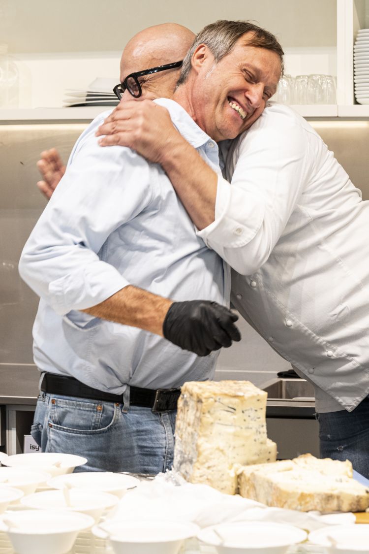 Paolo Brunelli con l’oste amico Marco Pasqualini nel corso del Fuori Rotonda, La Via Lattea
