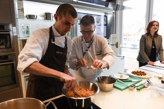 Gilmozzi al lavoro. Il prossimo protagonista di Identità di Pasta sarà Marco Martini, della romana Stazione di Posta, venerdì 29 maggio alle 17