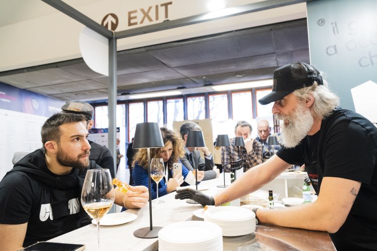 E Daniele Campana di Campana Pizza in Teglia di Corigliano Calabro (Cosenza), con l'inconfondibile barba bianca
