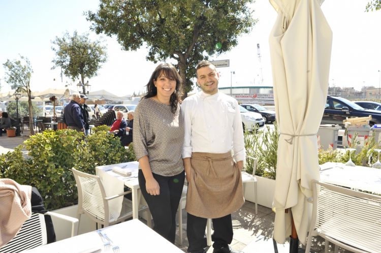 Lo chef Marco Cleroni con la moglie Gerarda Fine, che sta in sala, nel dehor dell'Osteria dell'Orologio
