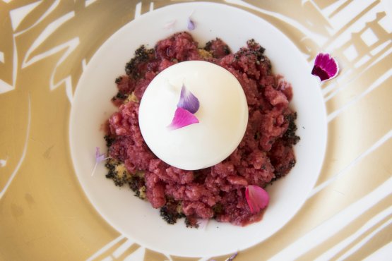 Fluido di mozzarella, grattachecca di frutti rossi e balsamico (Blend Pepi e Sesami), il dessert studiato da Francesco Apreda con il suo chef patissier Dario Nuti 