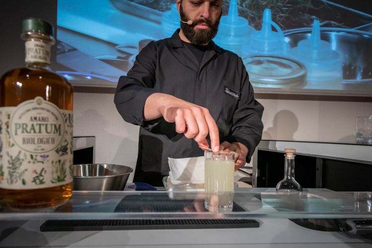 Domenico Carella mentre prepara il cocktail a base di Amaro Pratum di Bonaventura Maschio
